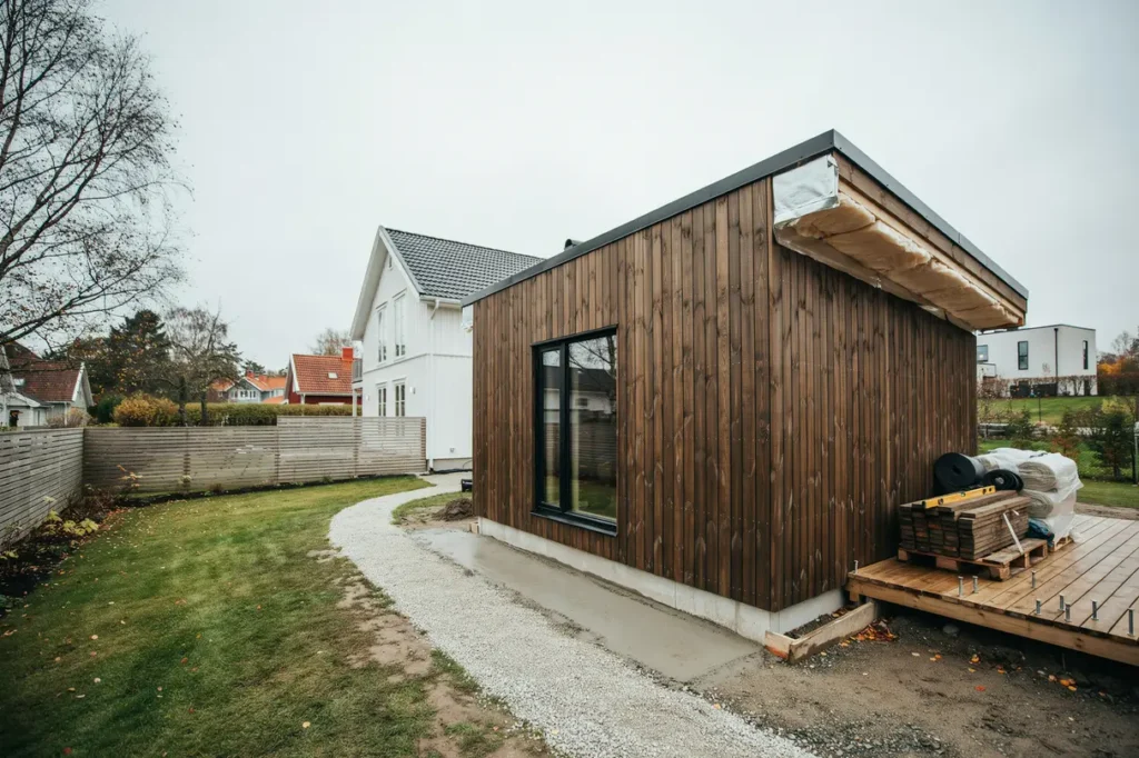 bygga attefallshus p tomten regler grund isolering och kostnad f r ett smart extrautrymme